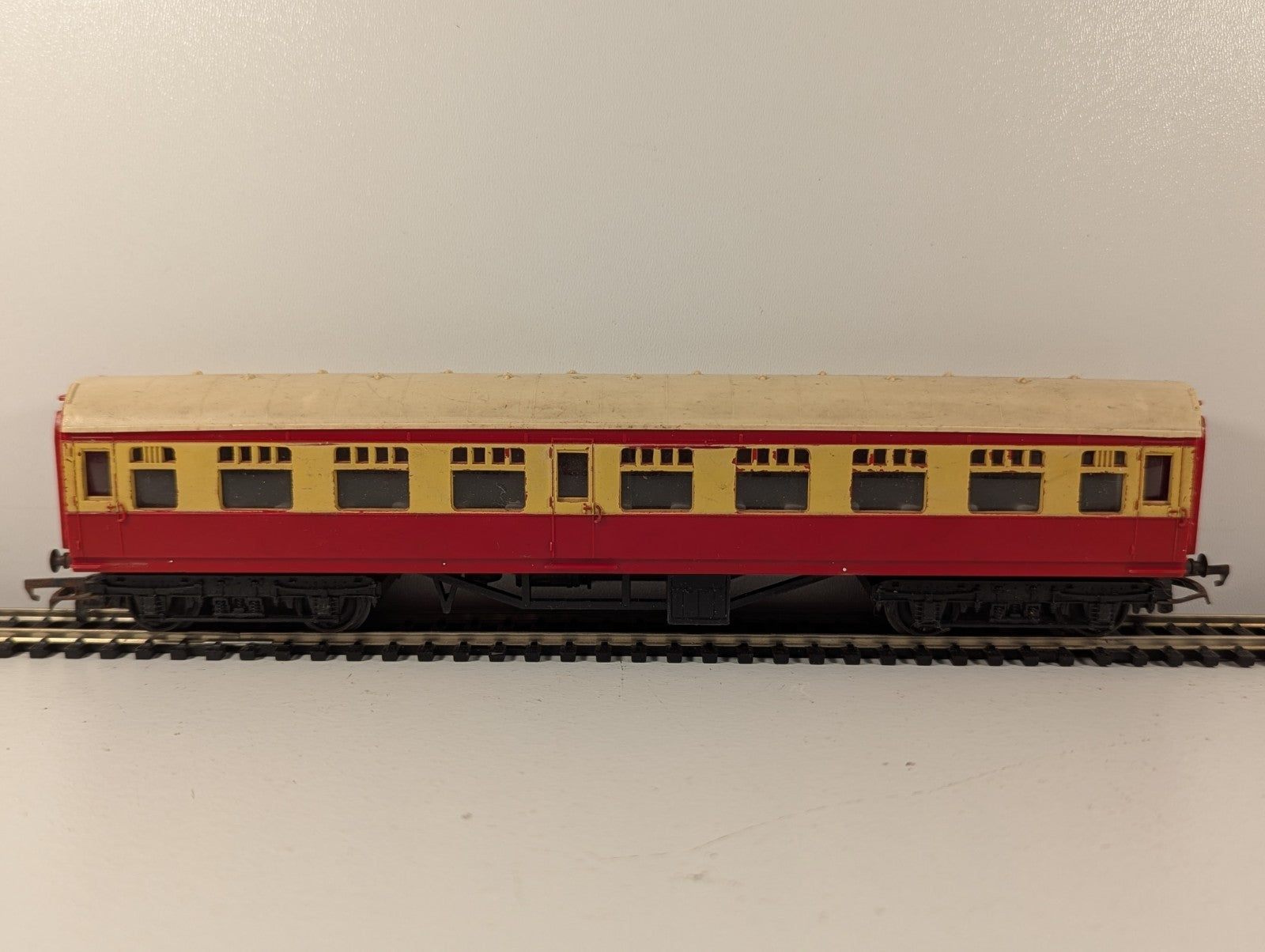Tri-ang OO Gauge BR Composite Coach Maroon & Cream