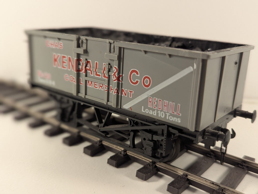 Lima L316730 16-ton steel mineral wagon 'Kendall & Co Livery chain coupling
