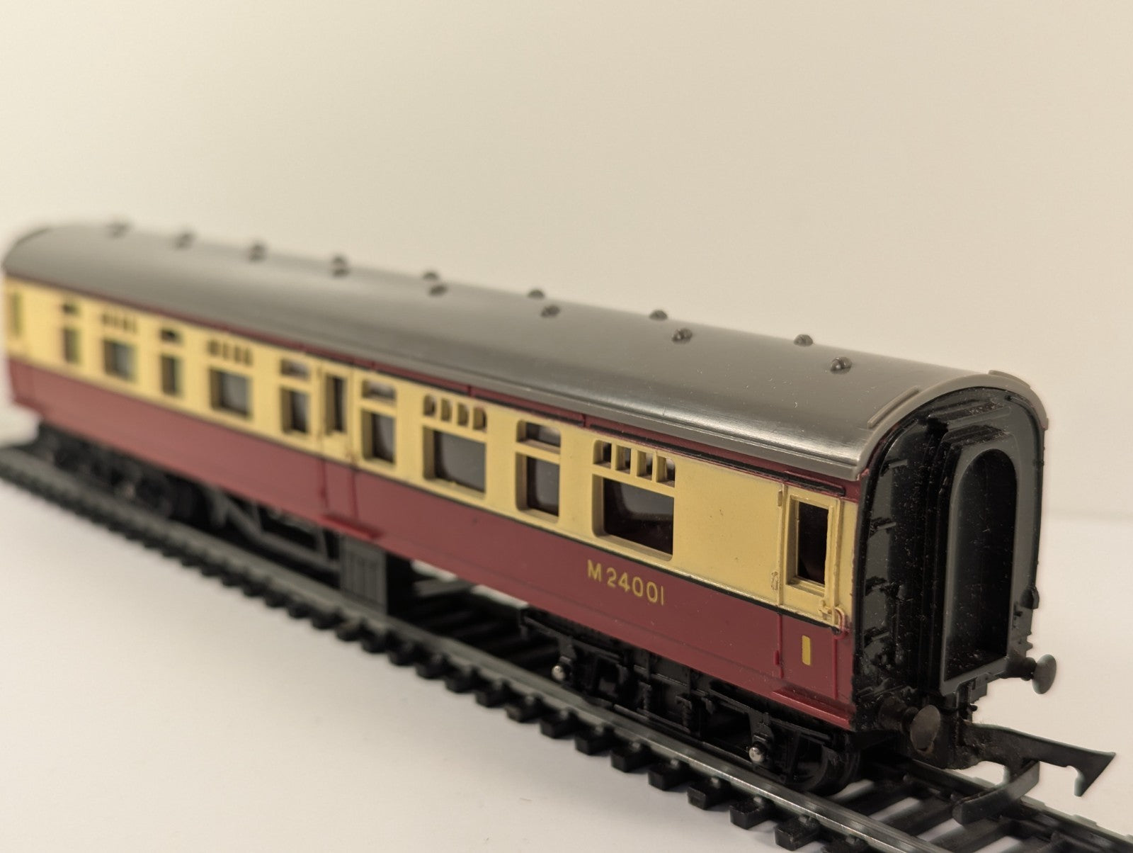 Tri-ang OO Gauge BR 1st&3rd Composite Coach Cream & Maroon - Boxed