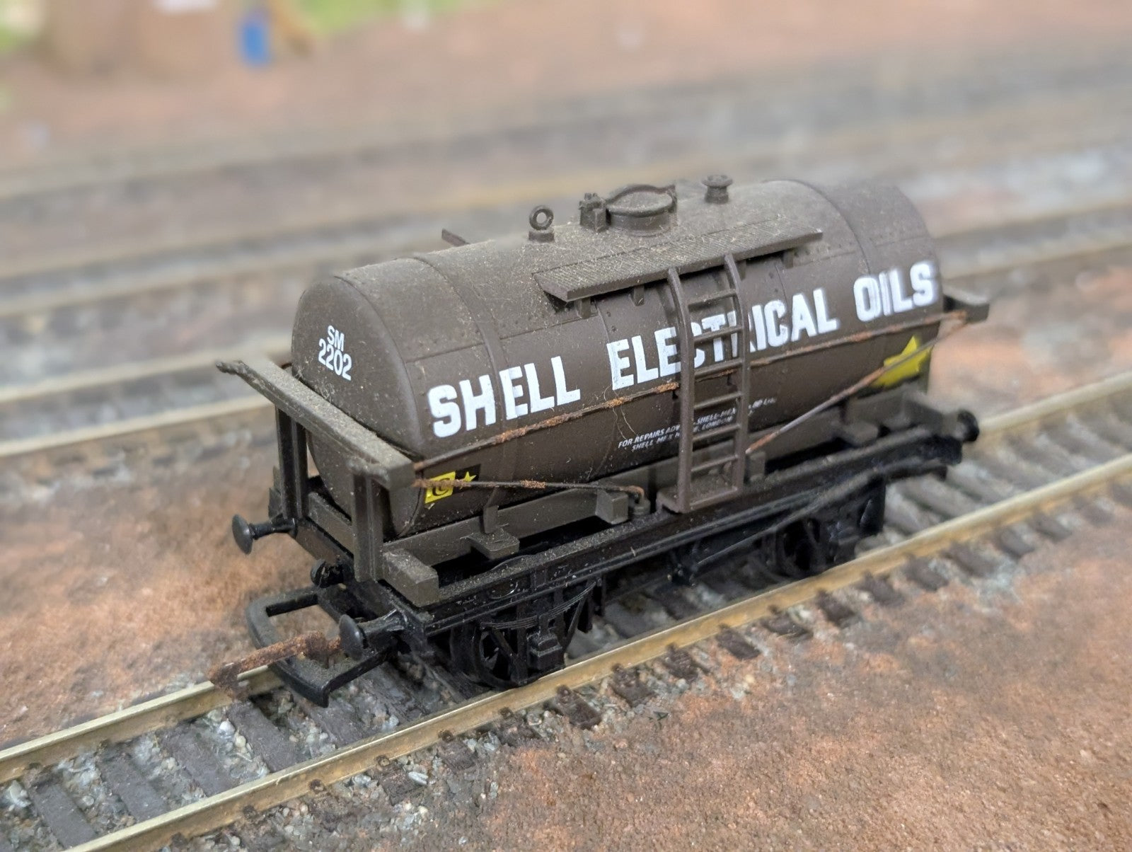 Dapol B86 14 ton tank wagon "Shell Electrical Oils OO Gauge