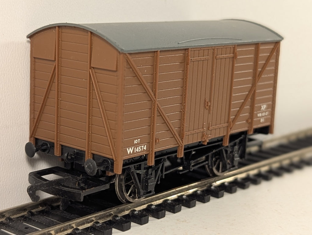 Hornby OO Gauge BR (Ex-GWR) 12 Ton Ventilated Van Wagons W14574 BR Brown