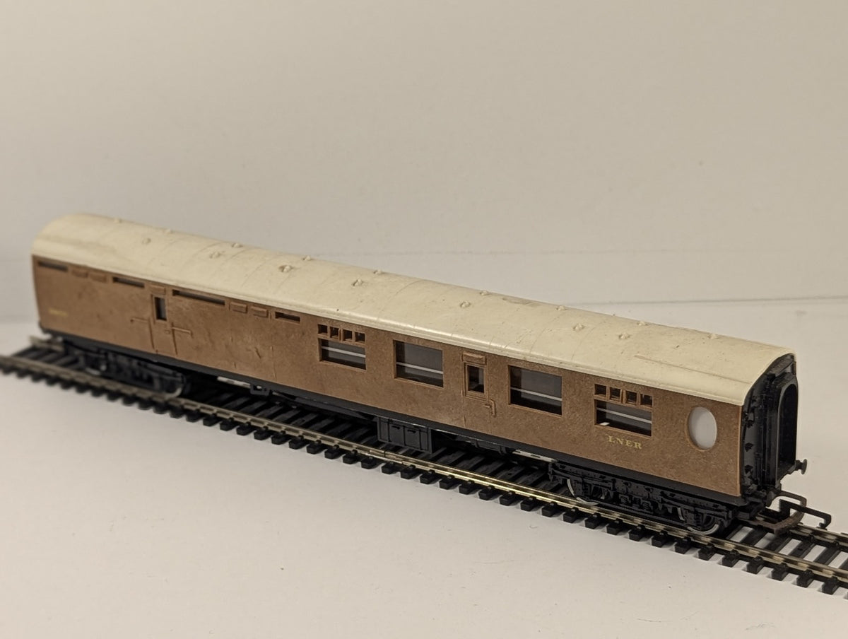 Tri-ang OO Gauge LNER Brake Third Coach Coaching Stock 1870 LNER Teak R.121