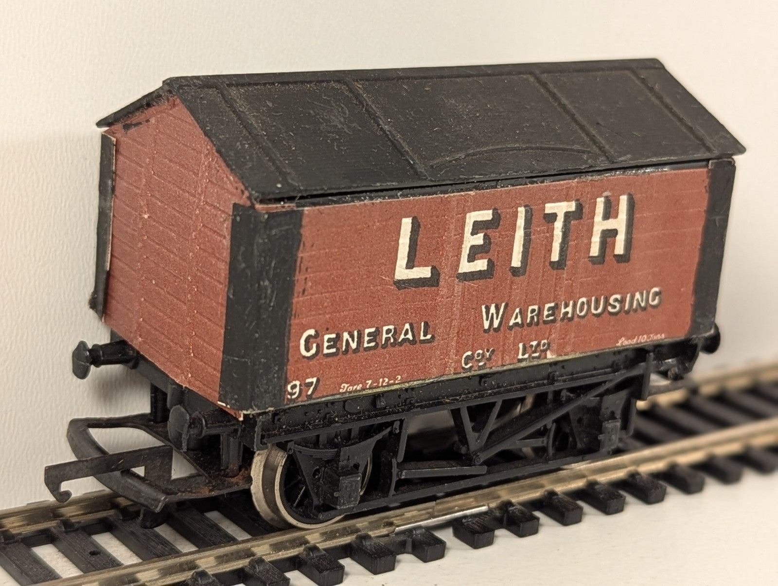 Tri-ang 10-Ton Covered Salt Wagon – “Leith General Warehousing” Red Livery – OO
