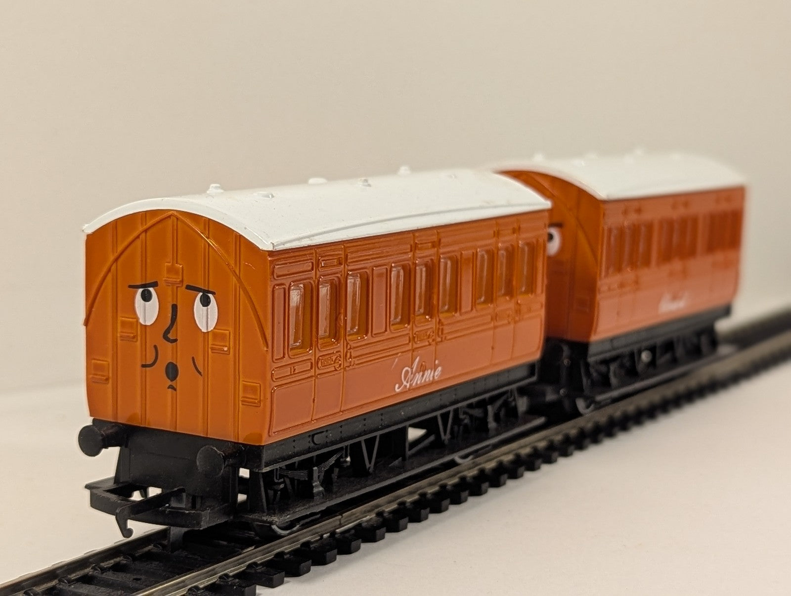 Hornby OO Gauge Thomas & Friends Annie and Clarabel Passenger Coaches Orange