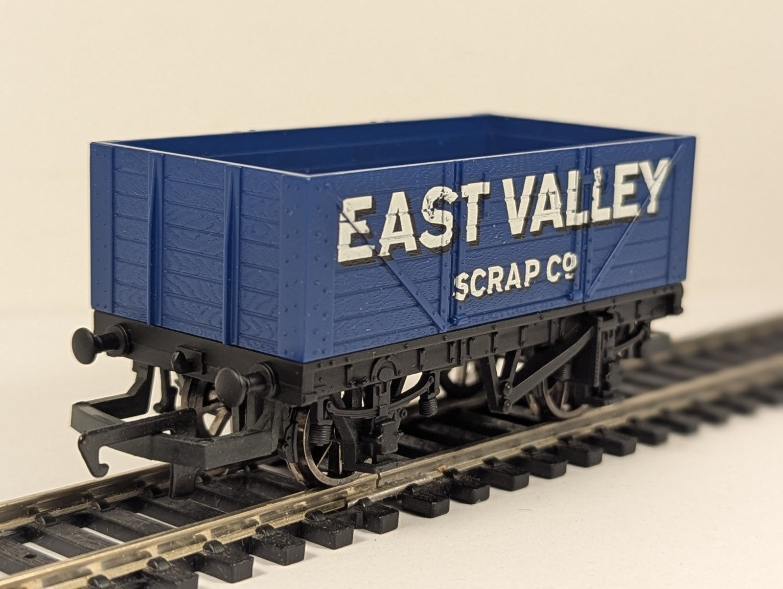 Hornb OO Gauge 7 Plank Open Wagon 'East Valley Scrap Co'