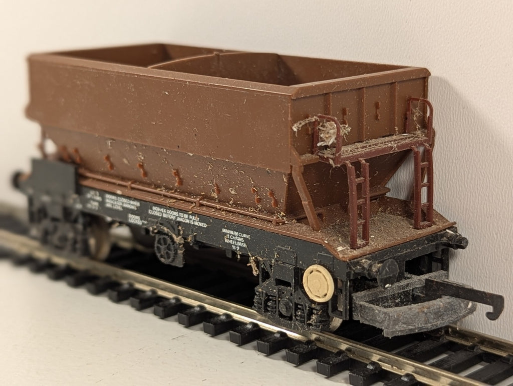 Lima 305637 OO Gauge PGA Hopper – BR Bauxite