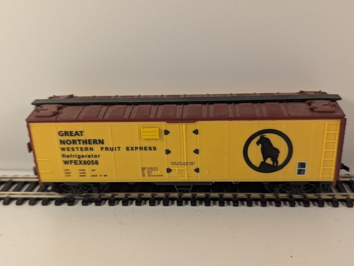 Athearn HO Gauge Western Fruit Express Refrigerator Car WFEX 8058
