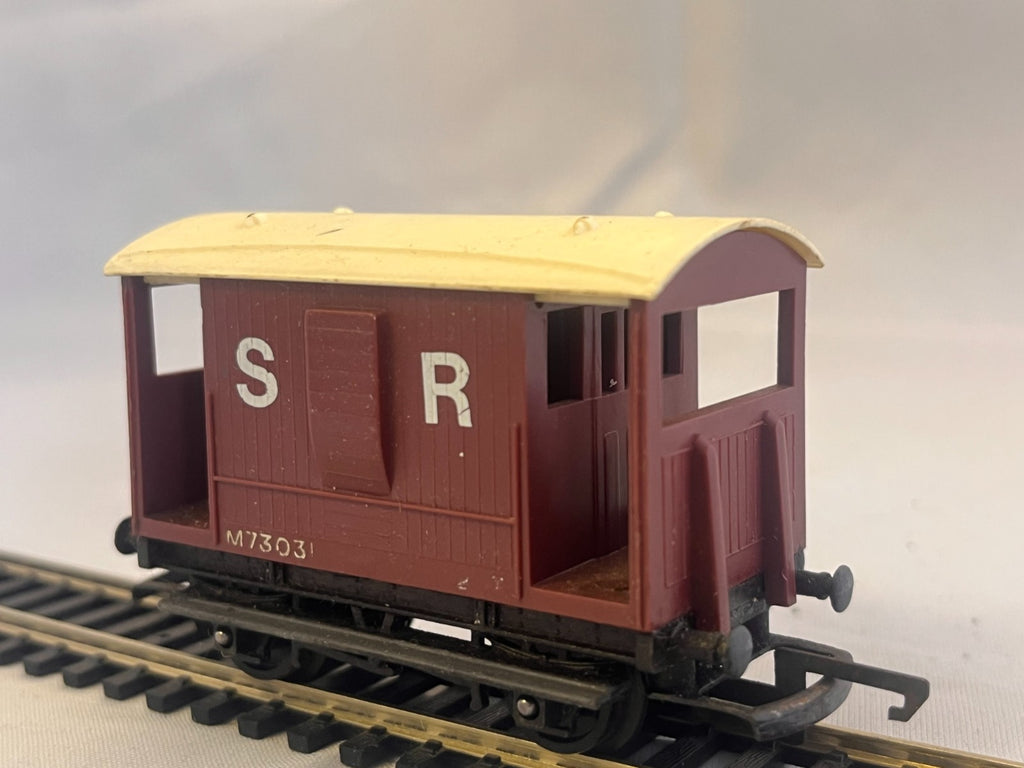 Tri-ang R16 OO Gauge Brown Brake Van
