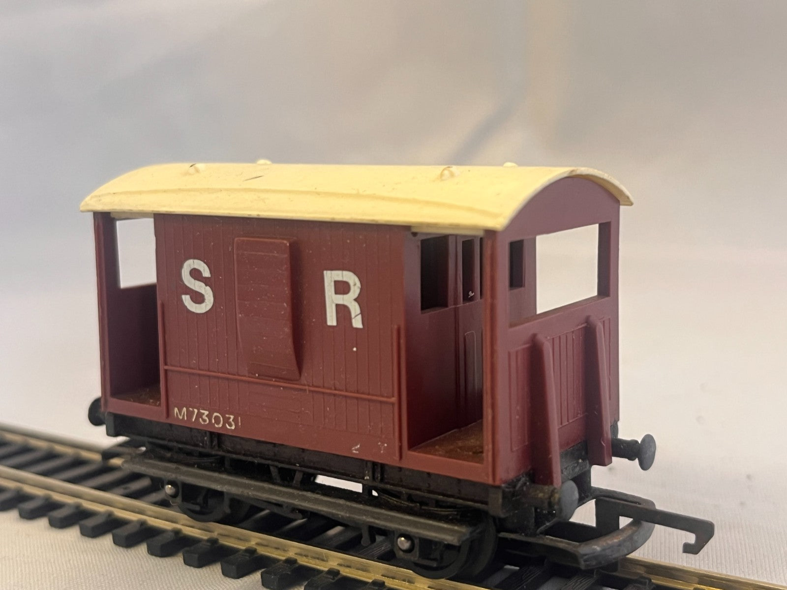 Tri-ang R16 OO Gauge Brown Brake Van