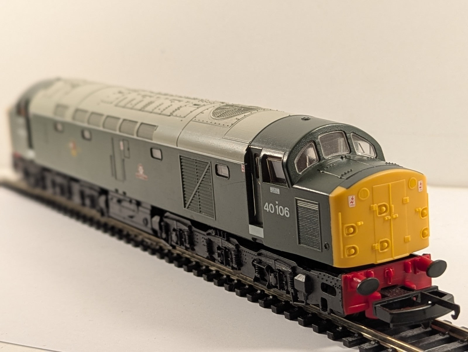 Lima OO Gauge Class 40 Locomotive 40106 BR Green with Full Yellow Ends
