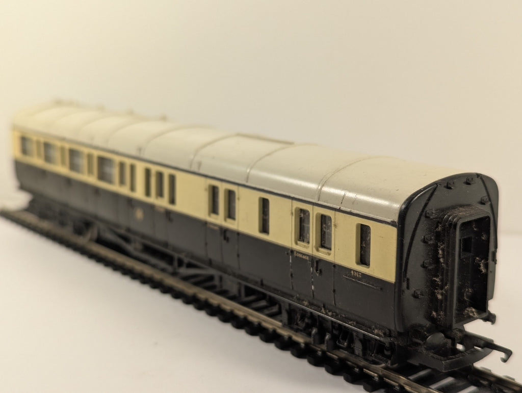 Hornby OO Gauge GWR Chocolate & Cream Brake Coach 4913