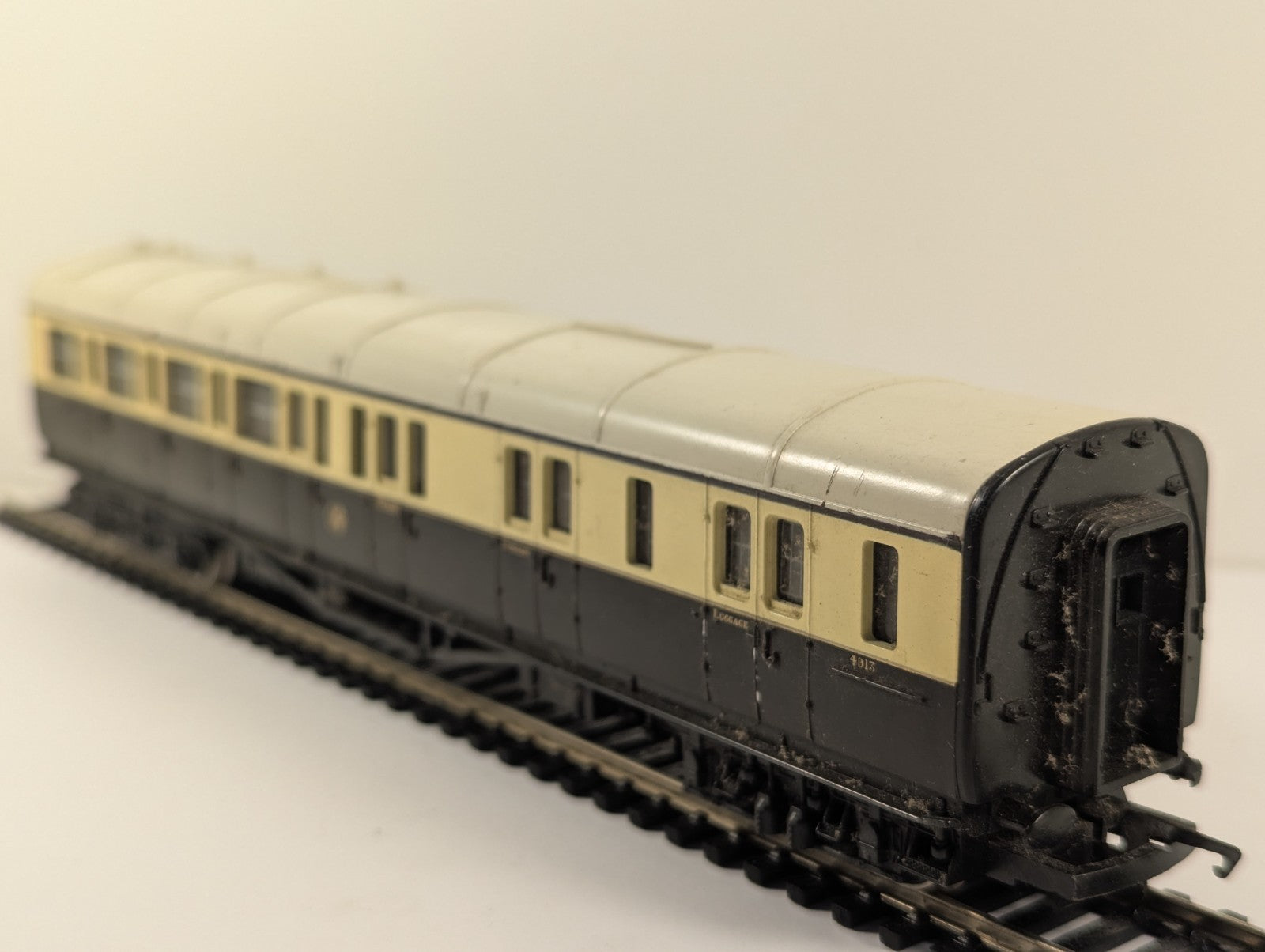 Hornby OO Gauge GWR Chocolate & Cream Brake Coach 4913