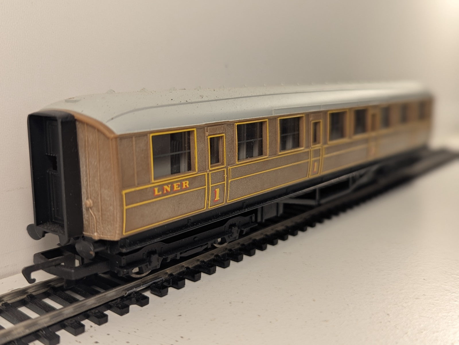 Hornby OO Gauge LNER Teak Composite Coach 22357