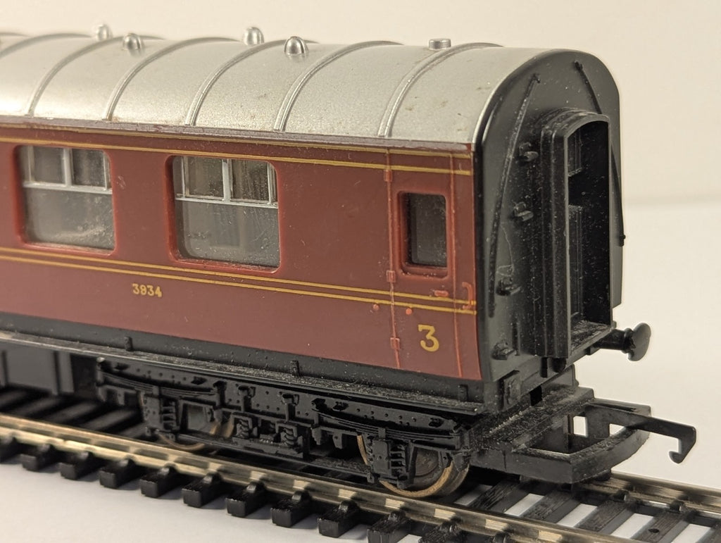 Hornby R433 LMS Stanier Composite Coach 3934 Crimson Lake OO Gauge
