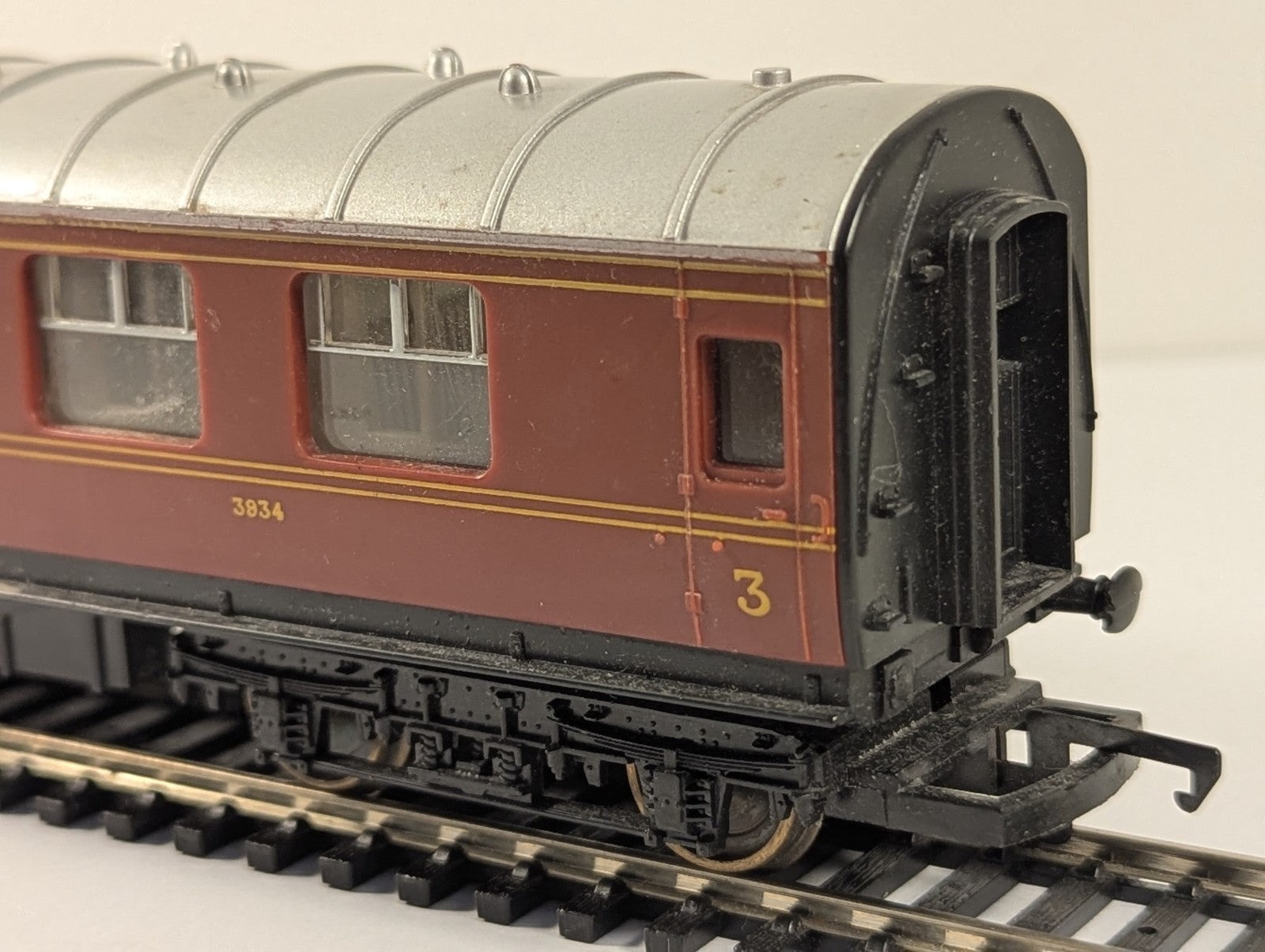 Hornby R433 LMS Stanier Composite Coach 3934 Crimson Lake OO Gauge