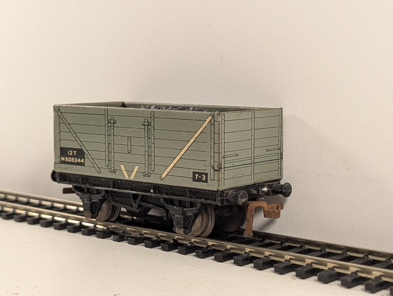 Hornby Dublo 32030 OO Gauge BR Grey D2 Coal Wagon with Coal Load - Boxed