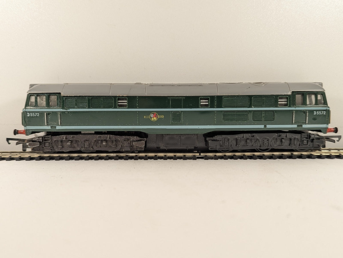 Tri-ang OO Gauge BR Class 31 Brush Type 2 Diesel Locomotive D5572 BR Green R.357