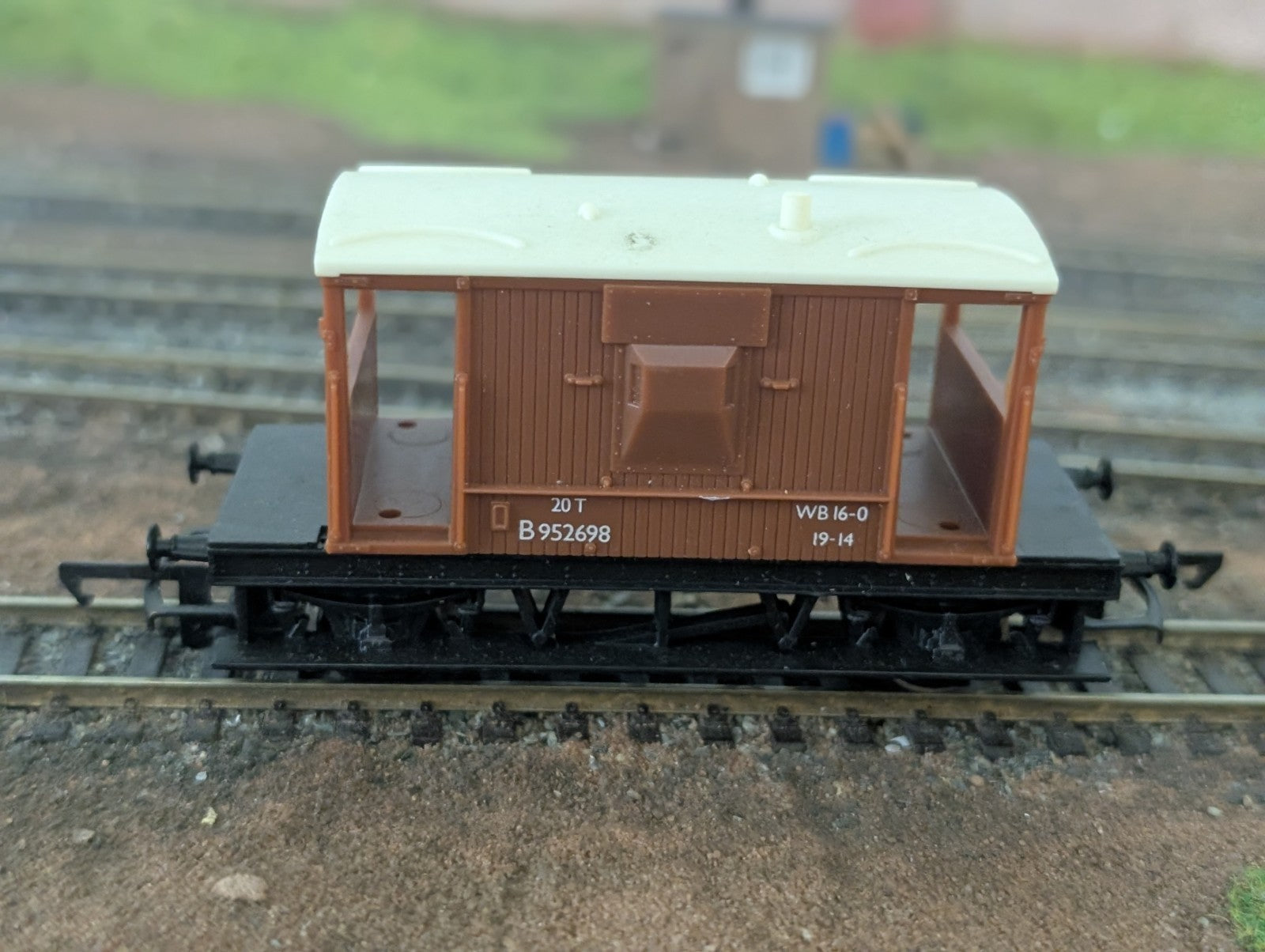 Hornby R729 - 20t Brake Van - BR Bauxite livery Boxed