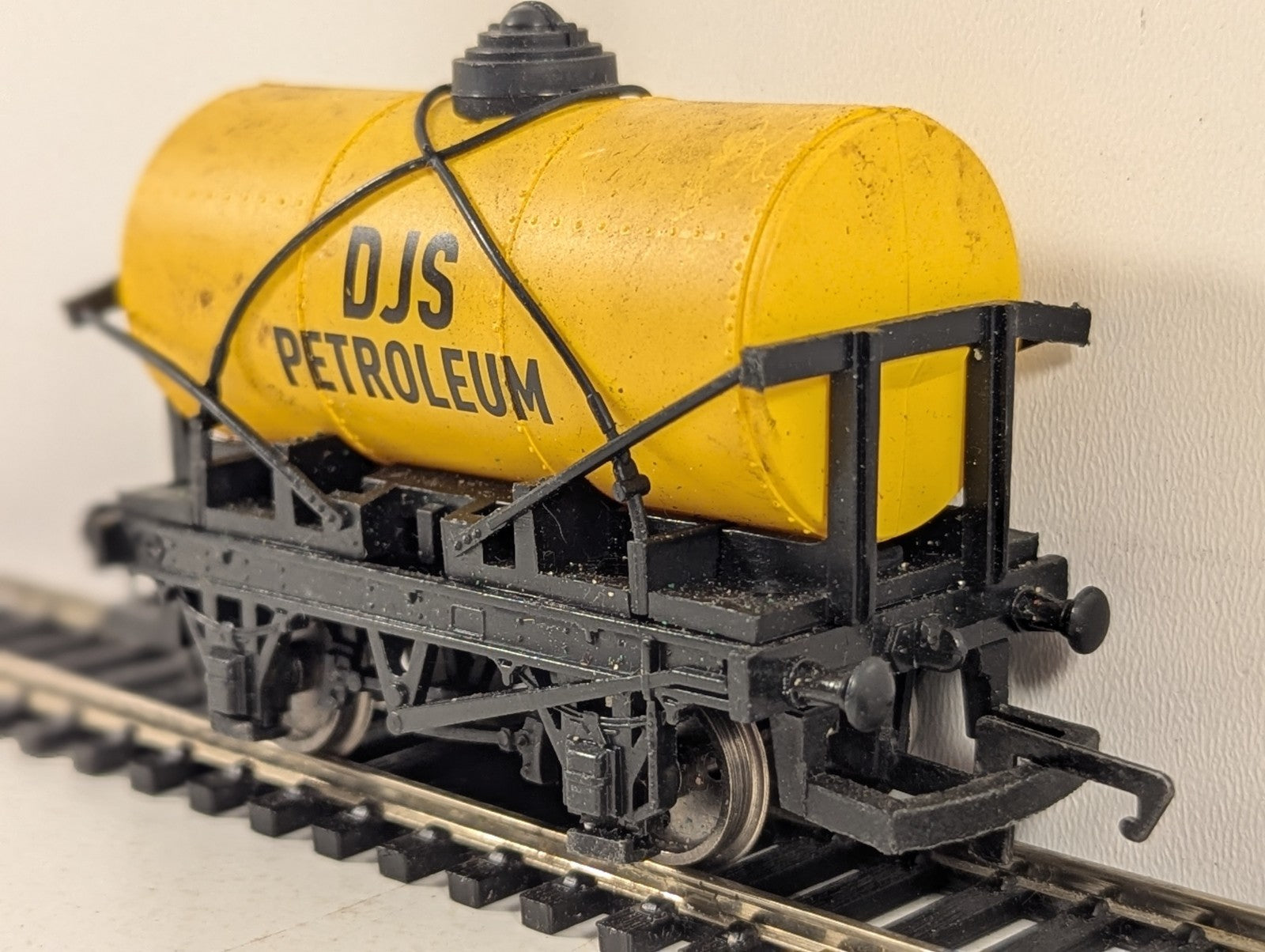 Hornby OO Gauge DJS Petroleum Tank Wagon Goods Wagon DJS Petroleum