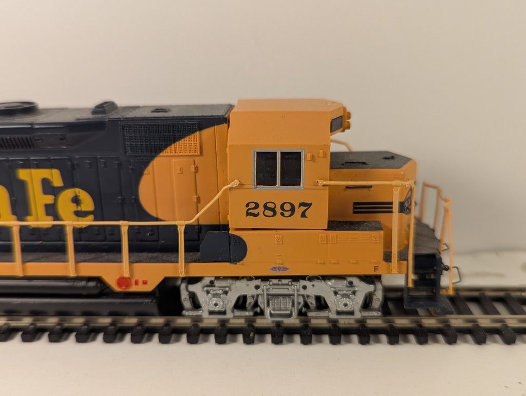 Bachmann HO Scale EMD GP35 Diesel Locomotive – Santa Fe “War Bonnet” Livery