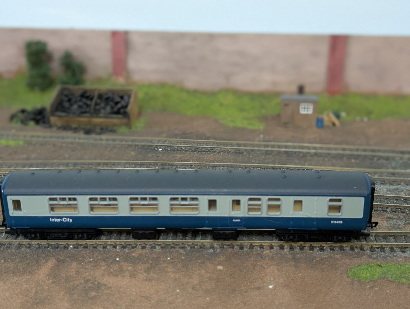 Hornby R921 OO Gauge BR Mk2 Inter-City Second Class Coach M9439