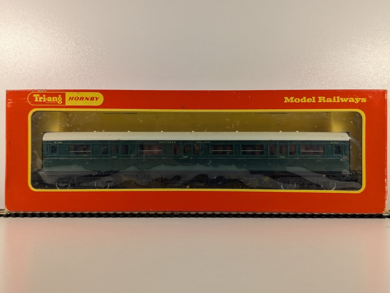 Tri-ang Hornby OO Gauge Southern Railway First/Third Composite Coach