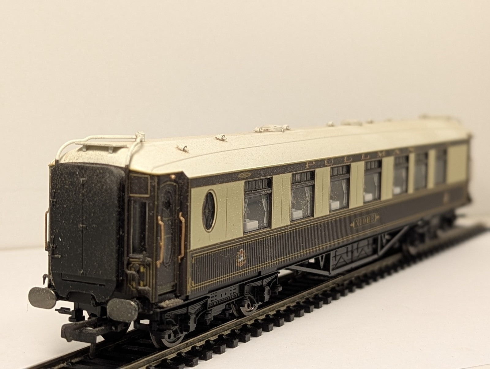Hornby OO Gauge Pullman Parlour Car 'Niobe' Passenger Coach - Lights Up