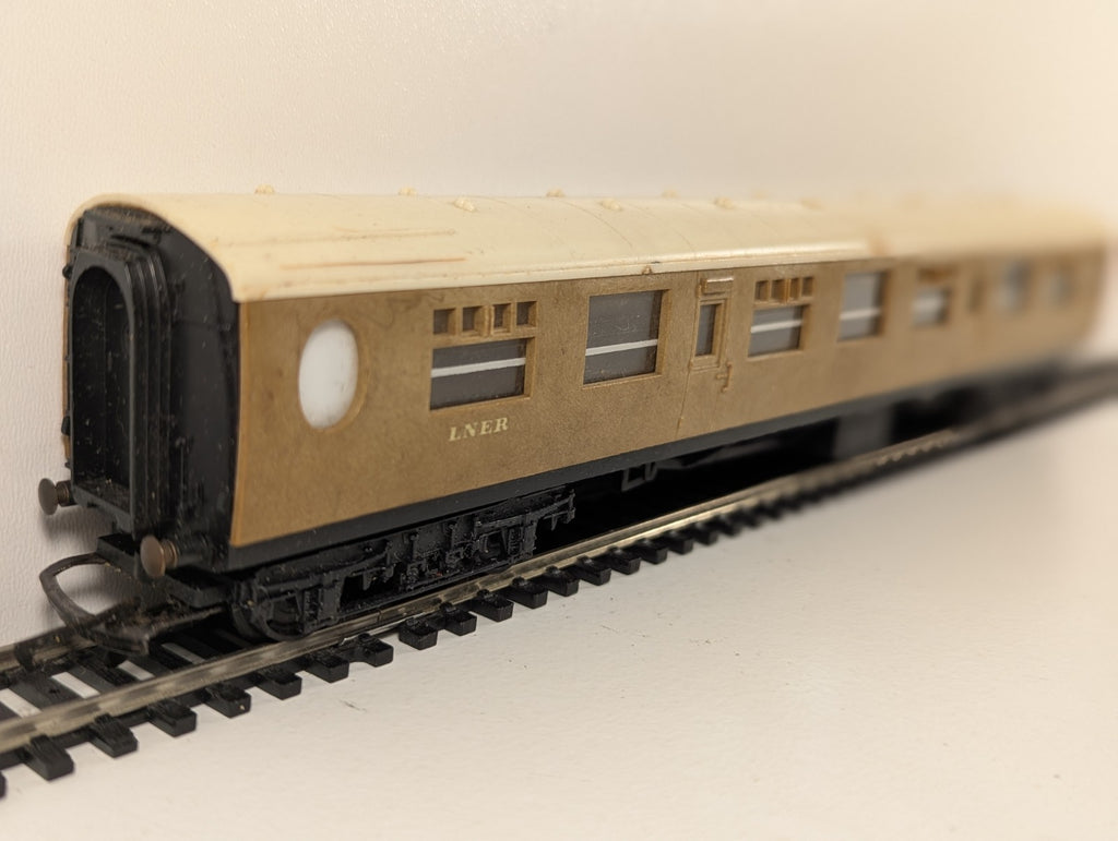 Hornby R745 LNER Corridor Full Third Coach 1010 – OO Gauge