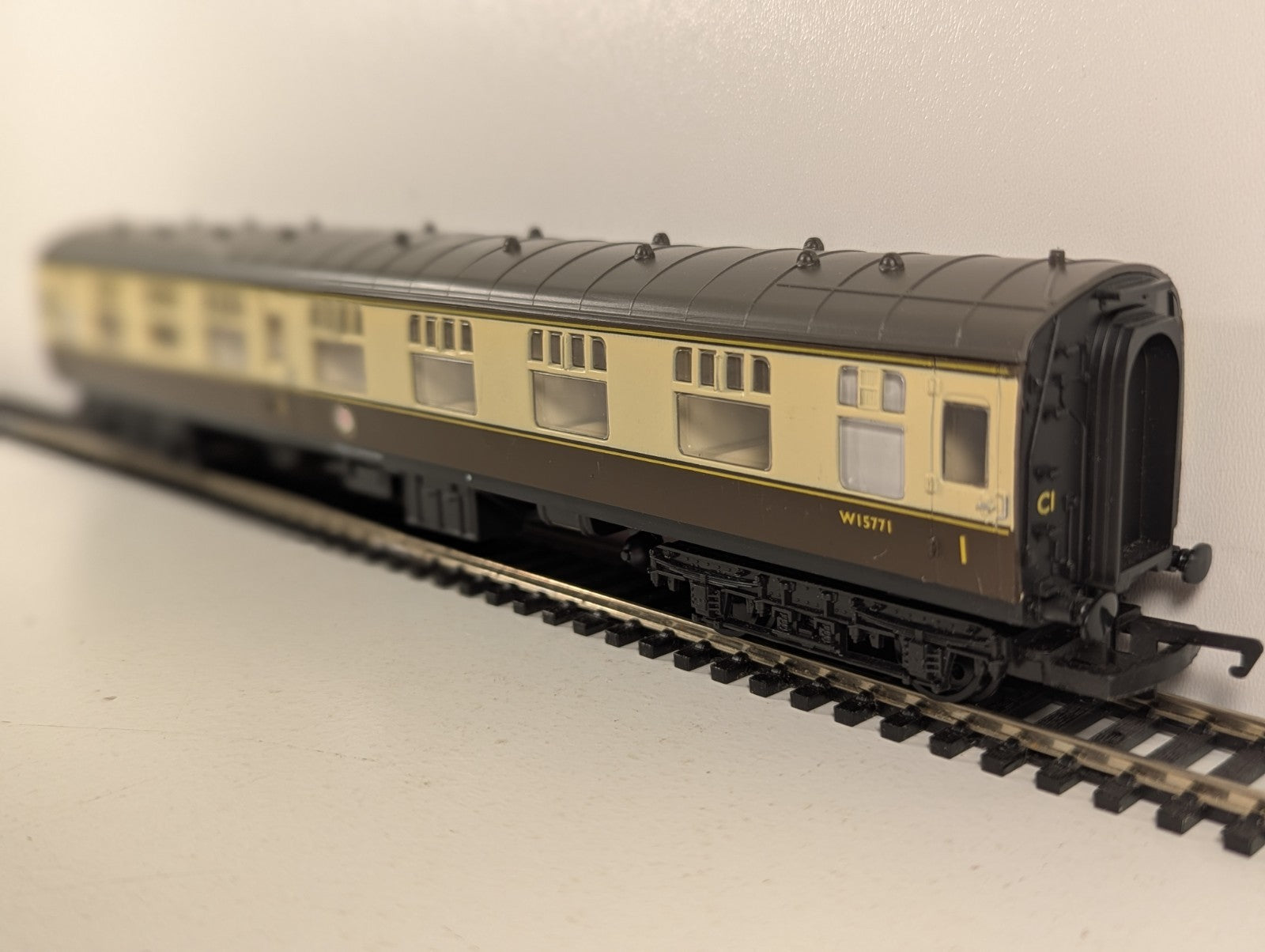 Hornby OO Gauge BR Western Region Mk1 Composite Corridor Coach
