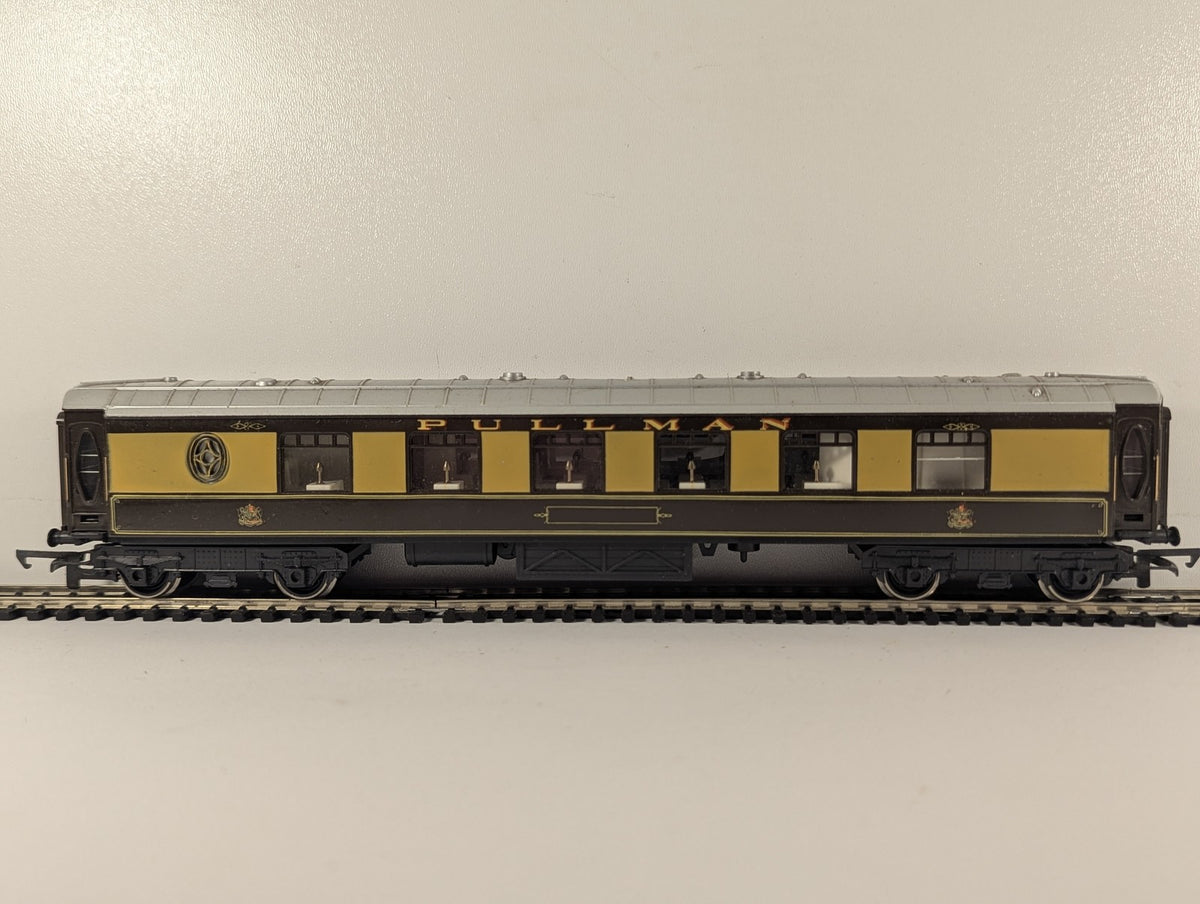 Hornby OO Gauge Lucille Pullman Car Passenger Coach Pullman Umber and Cream