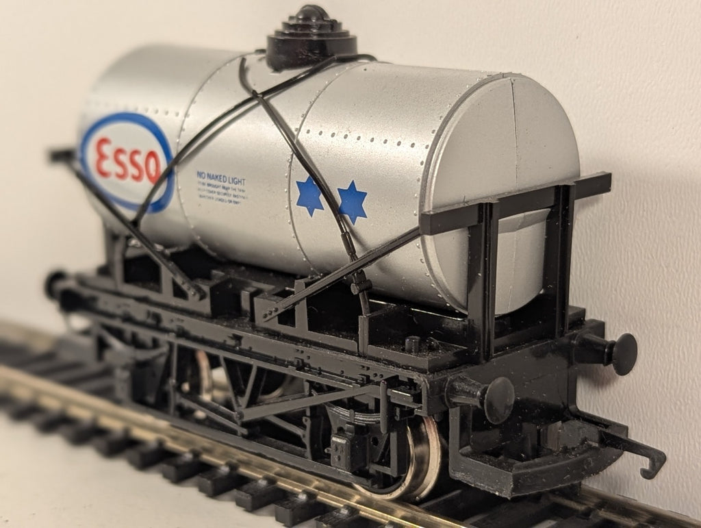 Hornby OO Gauge Esso Tank Wagon