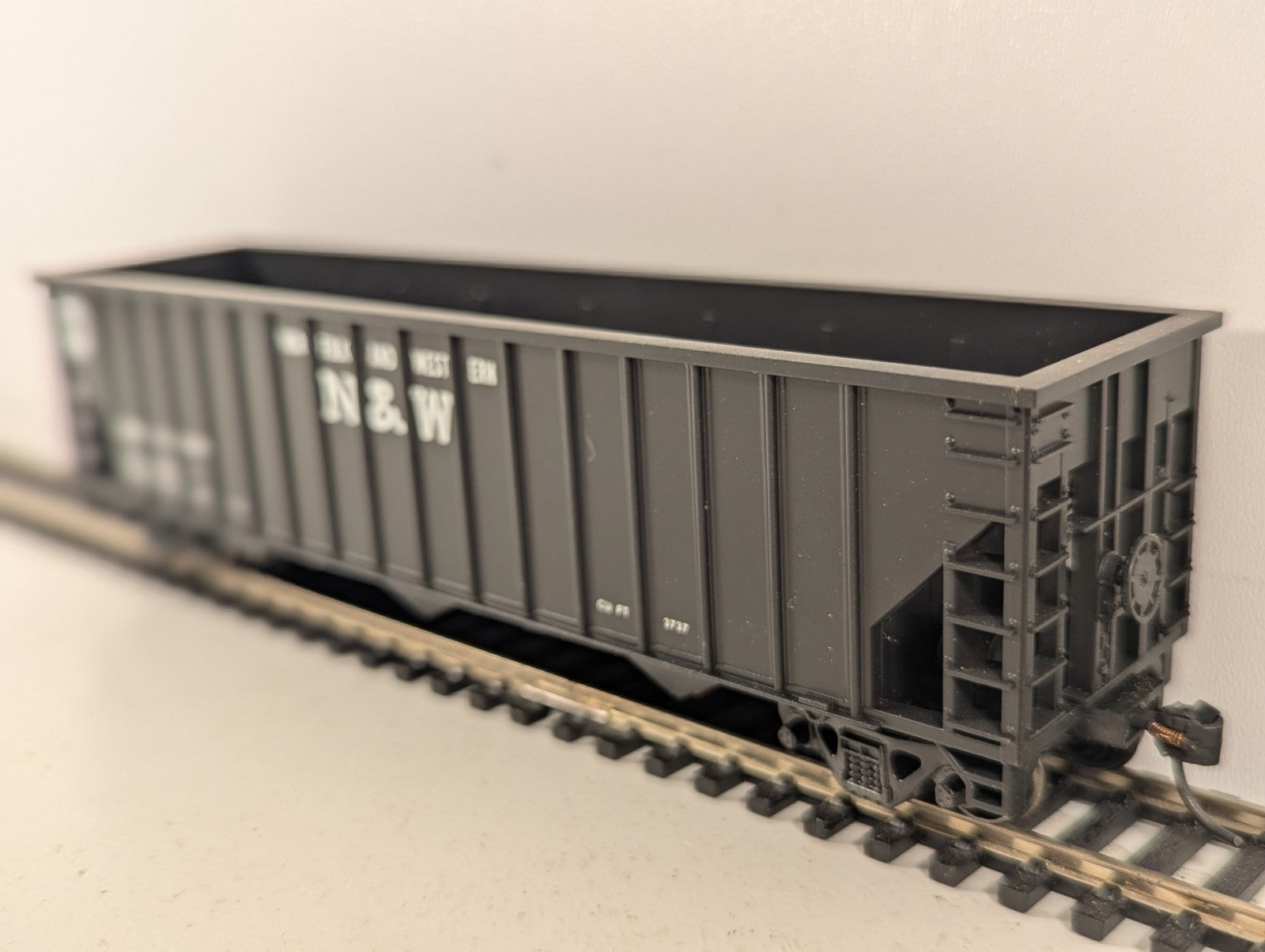 Athearn HO Gauge Norfolk & Western 3-Bay Hopper wagon 132998