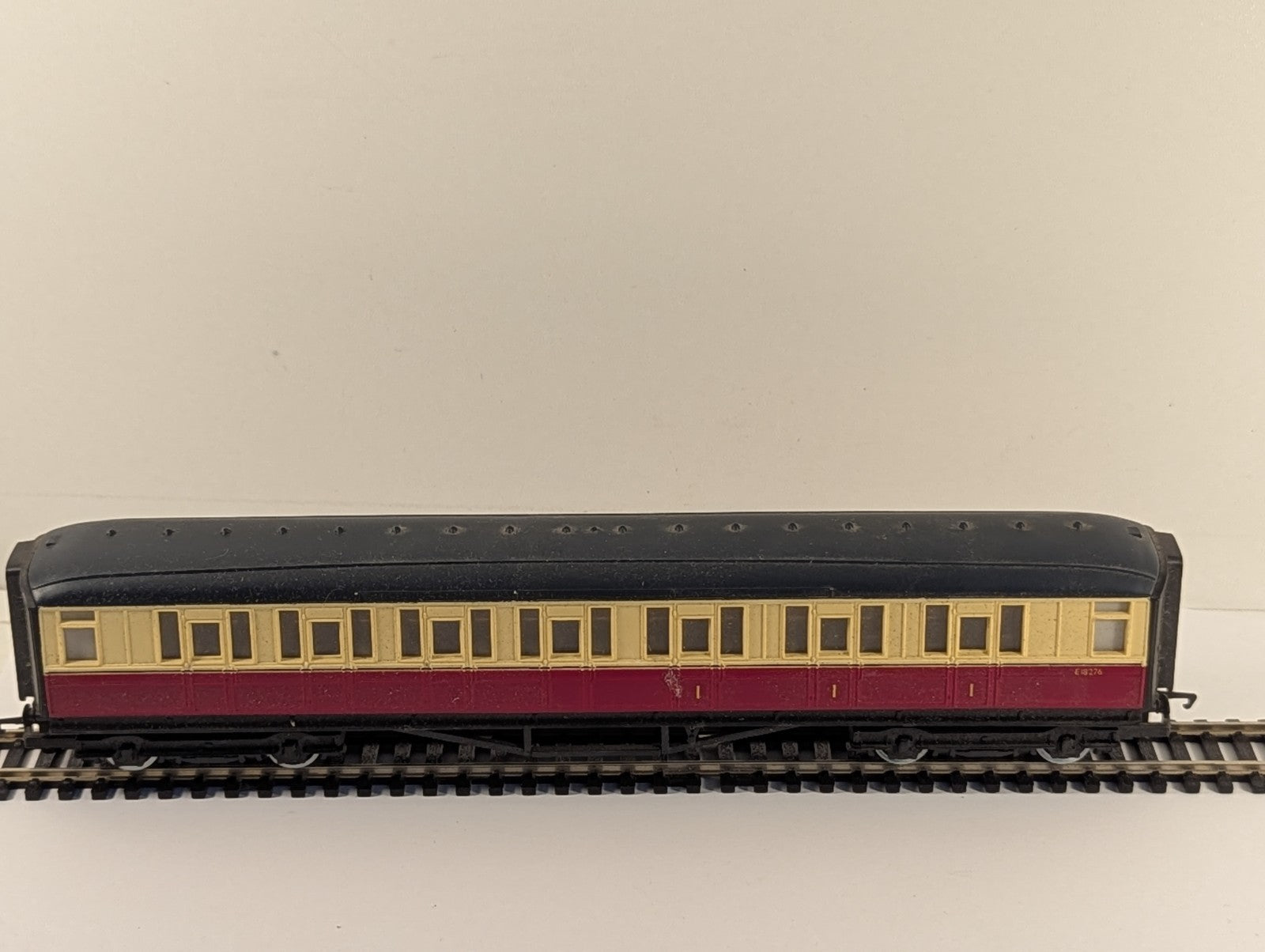 Hornby OO Gauge R937 BR Gresley Composite Coach Crimson and Cream E18276