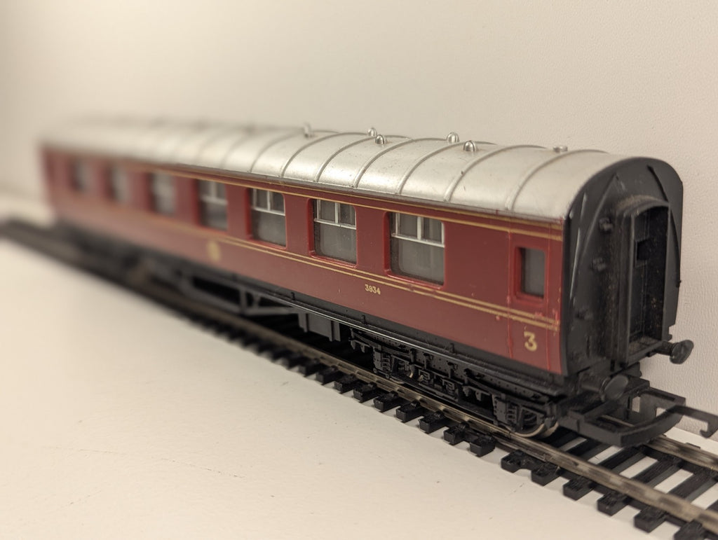 Hornby R433 OO LMS Stanier Composite Coach 3934