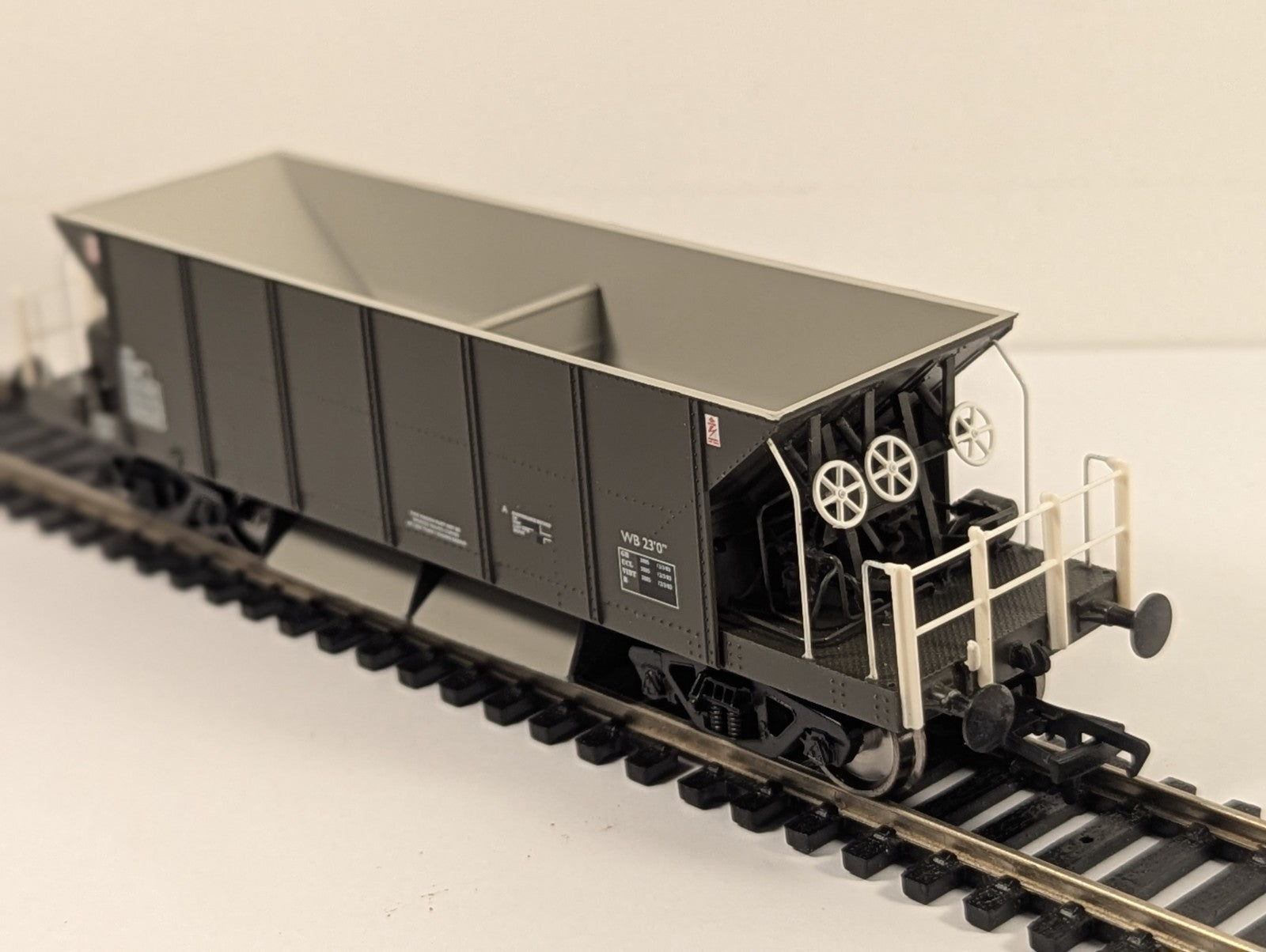Bachmann 38-130 OO Gauge 40 Ton Sealion YGH Hopper Wagon Olive Green