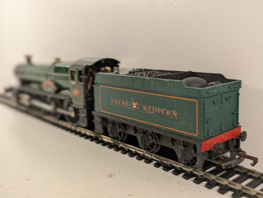 Hornby OO Gauge GWR 4-6-0 Hall Class Guild Hall locomotive 5927 in green on model railway track