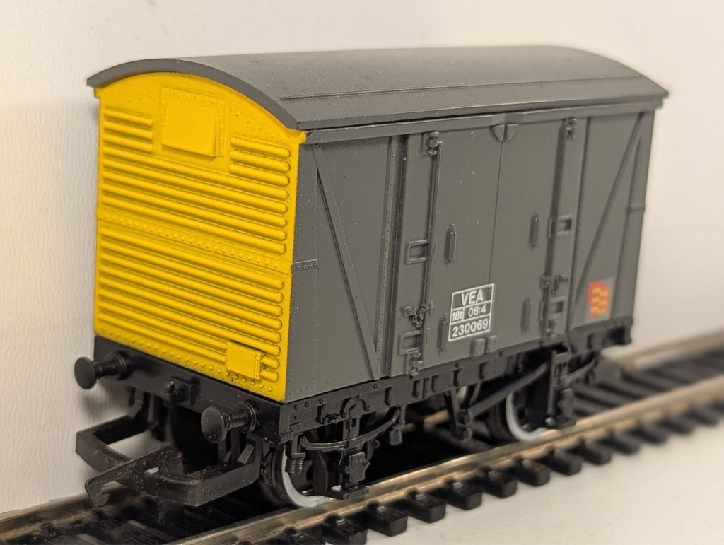 Hornby Railways R.117 OO Gauge Ventilated Van - Boxed
