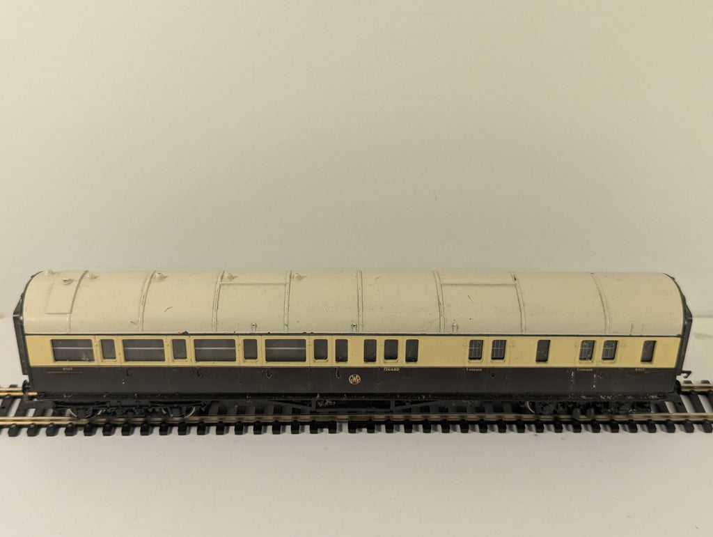 Hornby OO Gauge GWR Chocolate & Cream Brake Coach 4913