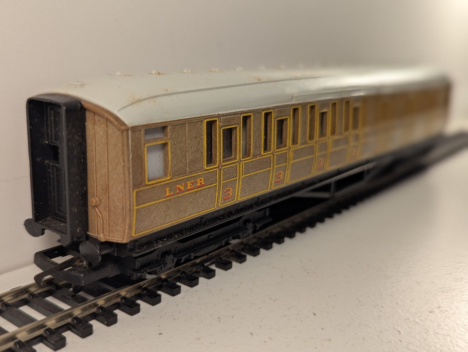 Hornby OO Gauge LNER Gresley Composite Coach Passenger Coach 22357 LNER Teak