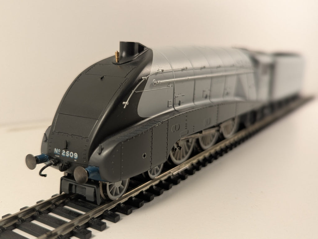 Hornby R2965 Class A4 Locomotive “75th Anniversary of the Silver Jubilee"