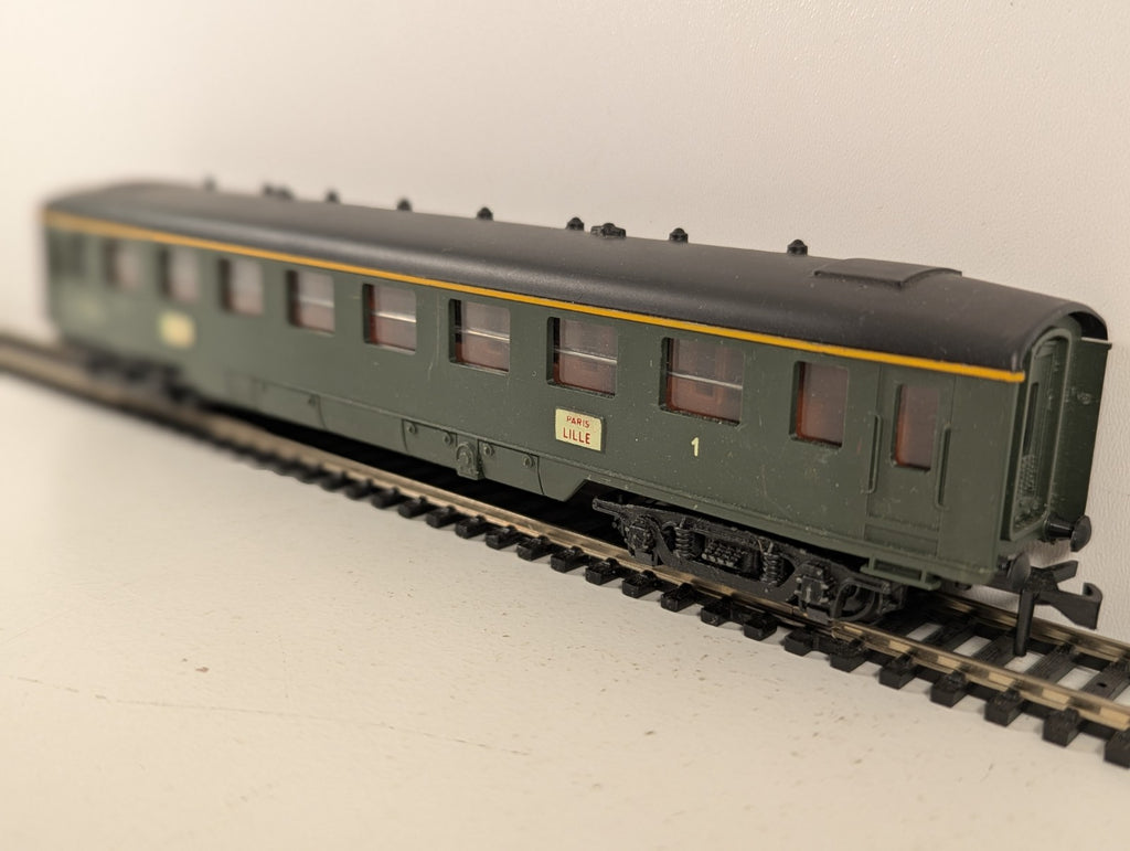 Hornby Acho HO gauge 734 Paris–Lille Green 1st Class Coach