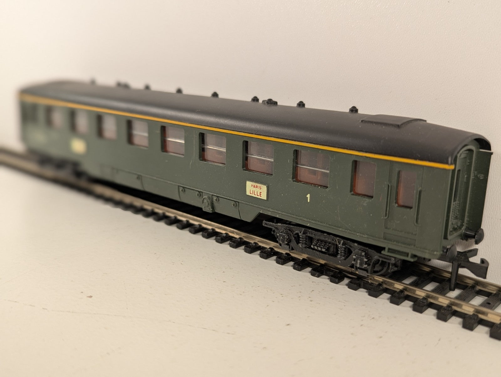 Hornby Acho HO gauge 734 Paris–Lille Green 1st Class Coach