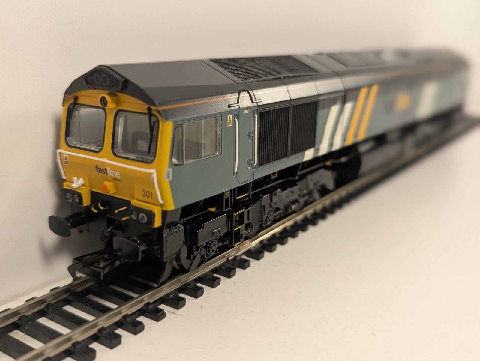 Bachmann Branchline 32-979Y Class 66 66301 Fastline Freight – Rail Express Limit