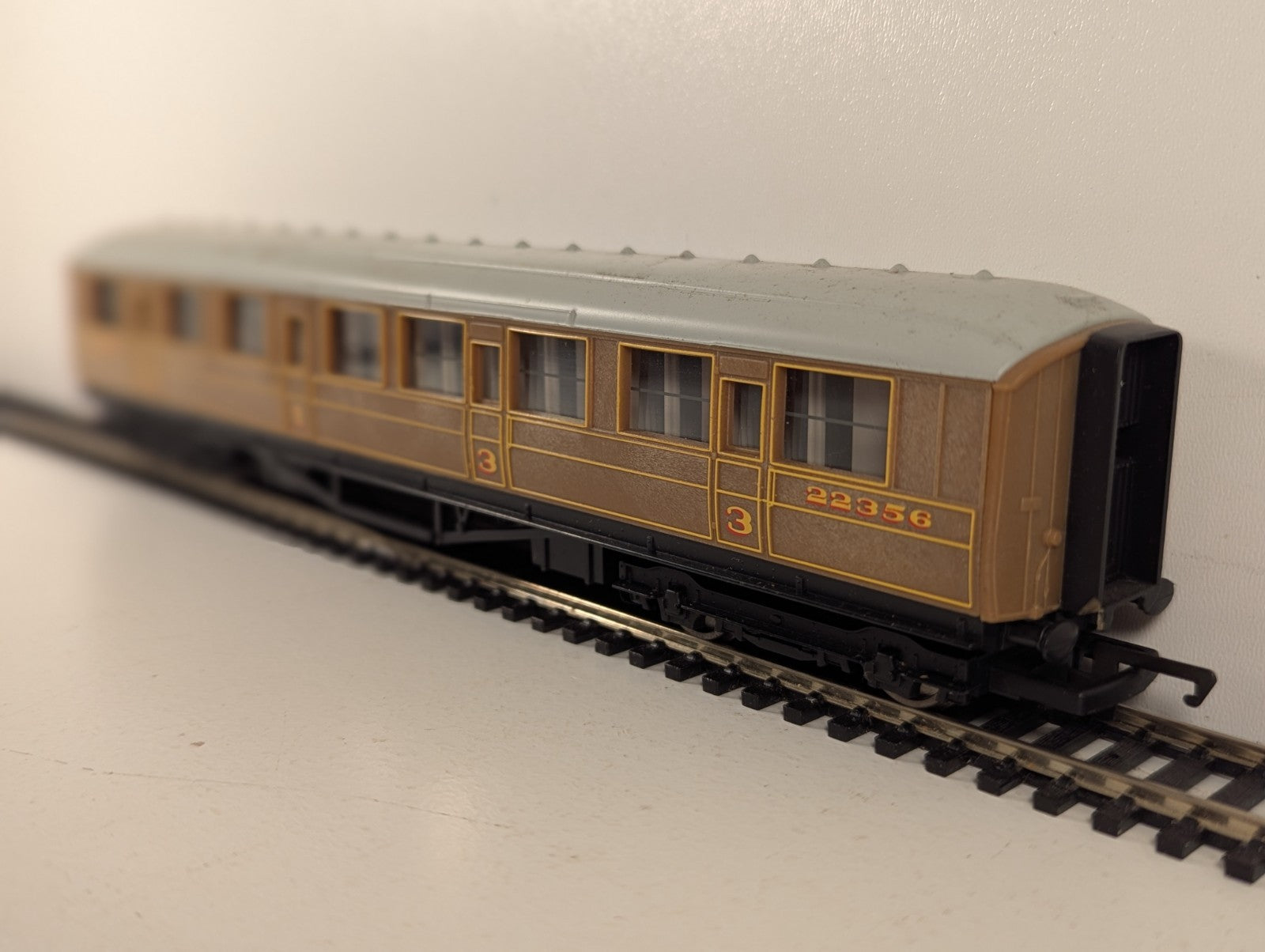 Hornby OO Gauge LNER Composite Coach Passenger Coach 22356 LNER Teak