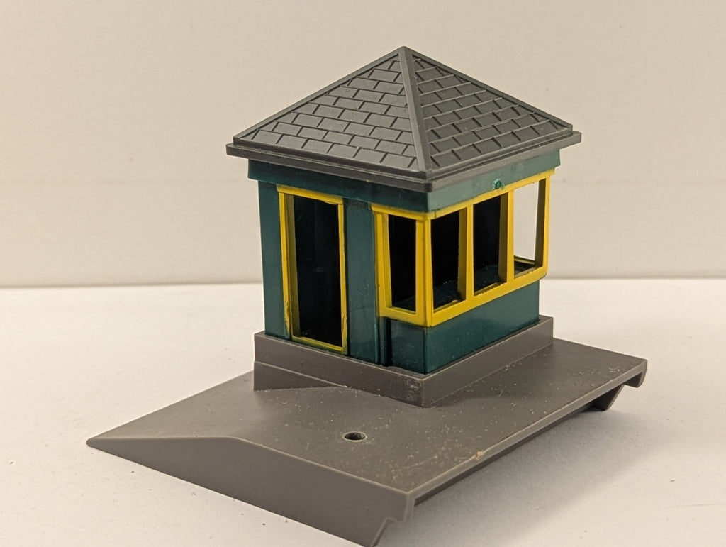 Tri-ang OO Gauge R.72 Gate Keeper's Hut