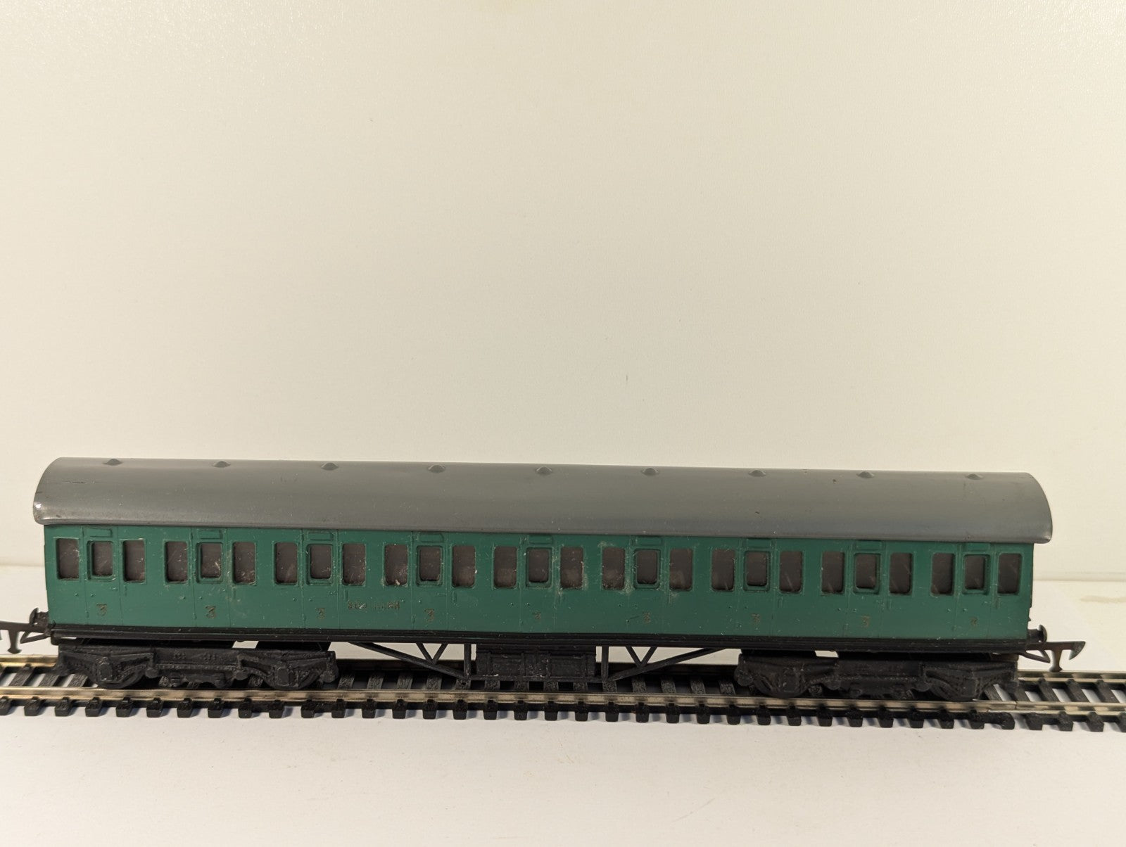 Graham Farish OO Gauge Southern Railway Green 3rd Class Suburban Coach Boxed