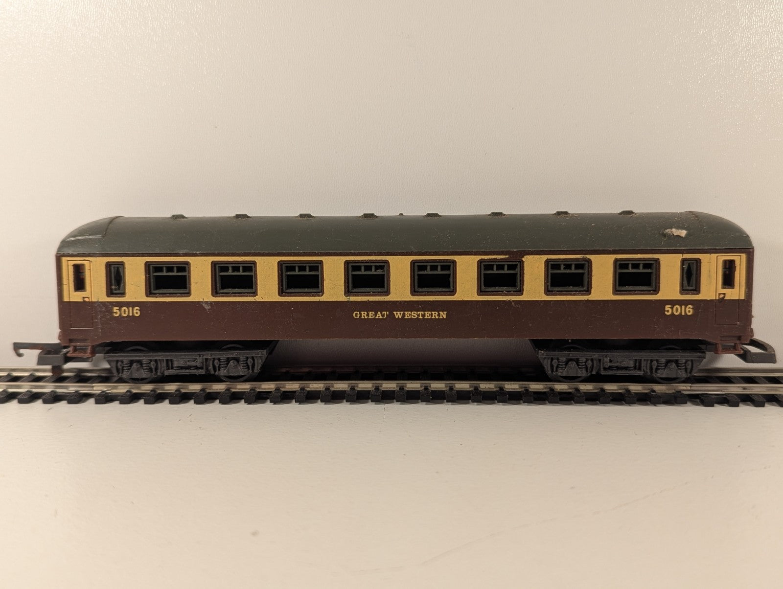 Lima OO Gauge GWR Passenger Coach No.5016