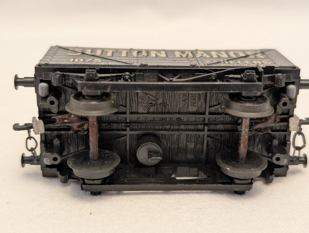 Trix OO Gauge 7-Plank Open Wagon Goods Wagon 1075 Sutton Manor