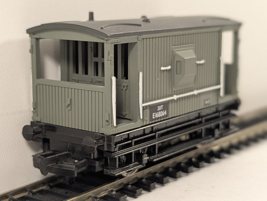 Bachmann OO Gauge 20 Ton Brake Van Goods Wagon E168064 BR(E) Grey 33-801