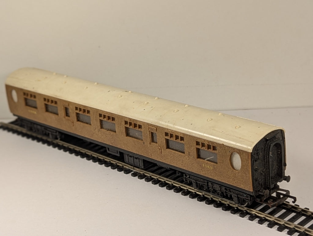 Tri-ang OO gauge LNER composite passenger coach 1010 with teak finish on model railway track